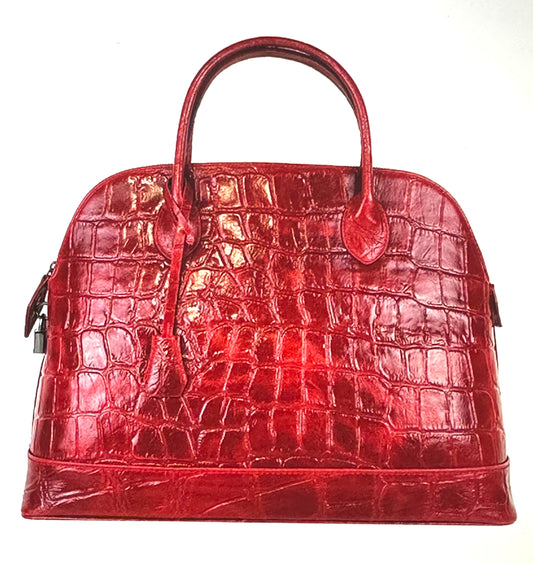 Large leather bag in crocodile print. This bag has a double handle and an additional adjustable shoulder strap. The purse has a padlock to lock the bag. There is a key in the pendent to open the padlock and un secure the bag.The key can be removed from the pendent. The interior of the handbag is in fabric and features a zip pocket.   Weight:1.00kg Dimensions:40.00cm x 31.00cm x 16.00cm